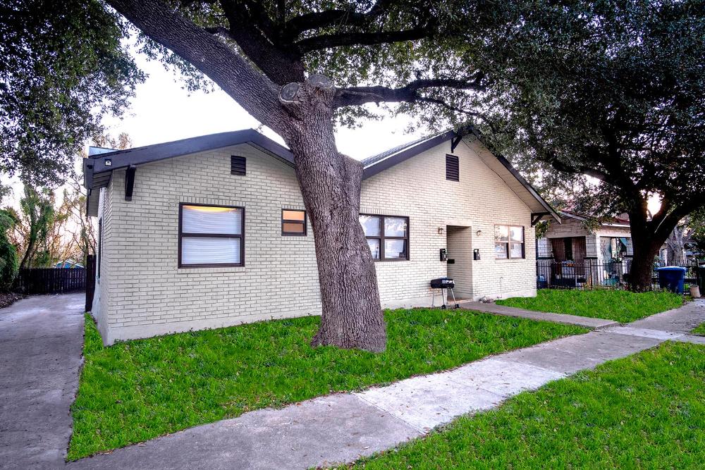 Cozy Downtown Guest House 2BR/1BA Sleeps 8